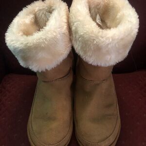 Cozy Tan Fur-Lined Women's Boots